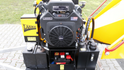 Buschholzhäcksler mit Benzinmotor auf gebremstem Fahrgestell montiert  LS 100/27 CB